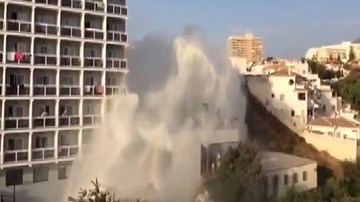 Vỡ đường ống, cột nước 18m như sóng thần nhấn chìm khách sạn