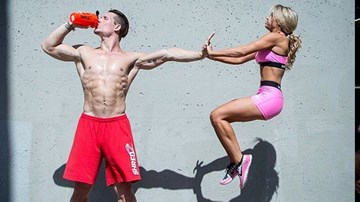 Cặp đôi phòng gym gây sốt: Đã yêu là phải đẹp lên cùng nhau