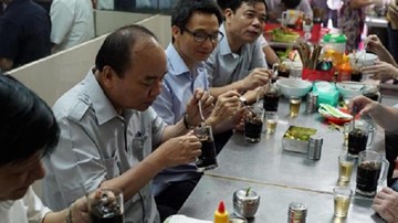'Thủ tướng ăn phở, khen cà phê 8.000 đồng rất ngon...'