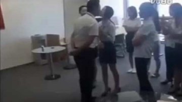 Nhân viên nữ đứng thành hàng cho sếp hôn mỗi sáng