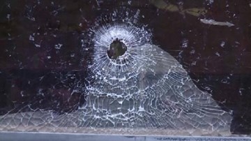 Kiểm lâm Quảng Bình dùng súng bắn vỡ kính xe 