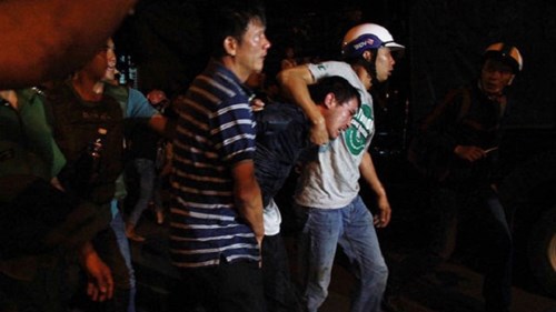 Thanh niên ngáo đá, khống chế con tin suốt 6 tiếng trong quán internet