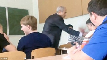 Bị rút tai nghe trong giờ học, nam sinh chửi bậy, đấm thẳng vào mặt thầy giáo lớn tuổi