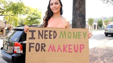 Xinh đẹp, đi xin tiền make up thì được cho. Đóng vai vô gia cư xin tiền để ăn thì bị từ chối