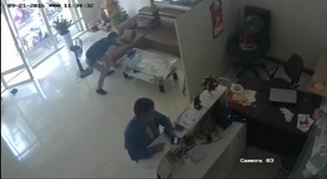 Bị mất iPhone 6 trắng trợn, cô gái bất lực kéo xe của hai tên trộm