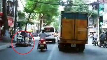 Va chạm với xe cứu thương, người đàn ông nằm bất tỉnh dưới đường