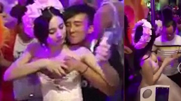 Cô dâu tụt váy cho khách sờ ngực lấy tiền đi trăng mật gây xôn xao