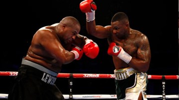 Boxing: Tung đòn búa tạ, HLV đối thủ sợ hãi xin hàng