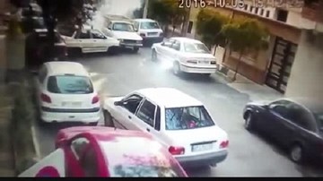 Xe tải đi ngược chiều gây va chạm liên tục, bị chửi bới vẫn 'cố đấm ăn xôi'