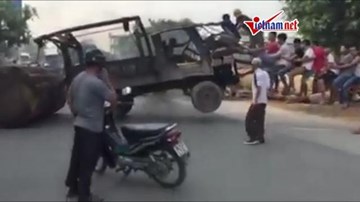 Clip 12 người bập bênh với xe công nông để cẩu gỗ gây choáng
