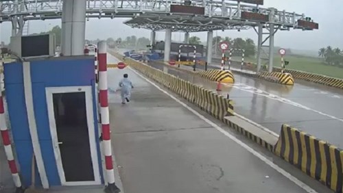 Kinh hoàng khoảnh khắc xe tải tông nát trạm thu phí ở Khánh Hòa