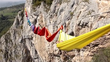 Trải nghiệm cảm giác nằm võng lơ lửng ở độ cao 200m