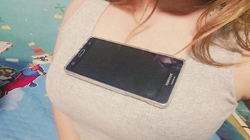 Trào lưu “vòng ngực smartphone” khiến chị em “bức tường” phát hờn