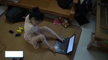 Nghị lực của nữ sinh gõ máy tính bằng một chân