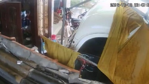'Thượng đế' hú hồn vì pha đón khách bạt mạng của tài xế