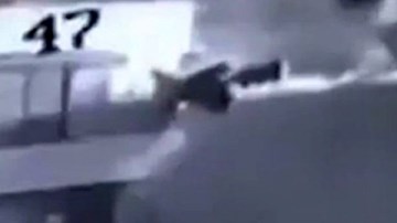 Bóng đen bí ẩn bay lượn tại chung cư gây sốc