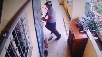 Camera ghi cảnh trộm vờ bấm chuông, bẻ khóa lẻn vào nhà
