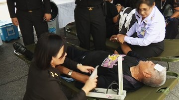 Người dân Thái Lan khóc ngất đón chờ linh cữu đức vua