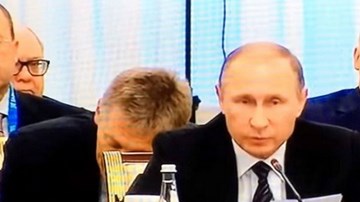 Quan chức Nga ngủ gật ngay sau lưng ông Putin trong họp báo