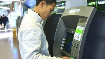 Vietcombank bất ngờ khóa hàng loạt thẻ ATM của khách hàng