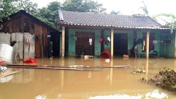 'Lũ lên nhanh quá, đồ đạc trong nhà không kịp lấy'