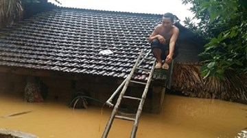 Những hình ảnh gây xúc động trong mưa lũ tại miền Trung