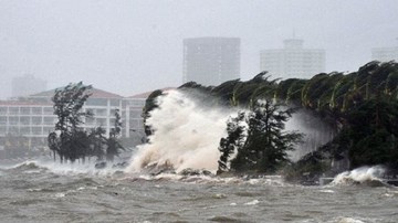 Bão Sarika càn quét, Philippines phải sơ tán 12.000 người