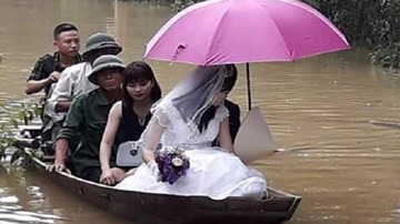Đường ngập lũ, cô dâu lênh đênh trên thuyền về nhà chồng
