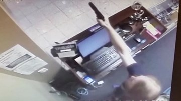 Nhân viên cửa hàng nã súng xối xả, cướp lao xuyên cửa kính chạy trối chết