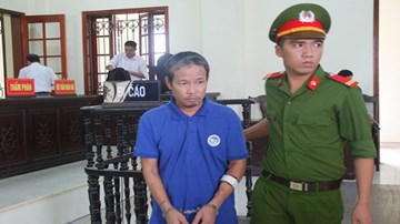 Bị nhắc nhở đi làm muộn, cầm xà beng ném chết bạn