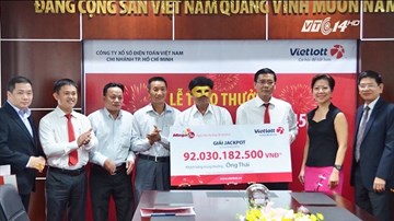 Người trúng xổ số 92 tỷ đồng đeo mặt nạ khi nhận giải