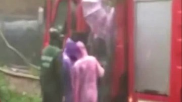 Nghẹt thở giải cứu thai phụ sắp sinh mắc kẹt trong siêu bão Sarika