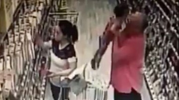 Mẹ kinh hãi phát hiện người lạ bế con gái khỏi giỏ hàng