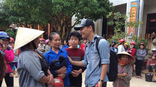 Bà con vùng lũ cùng MC Phan Anh lạc quan cất cao tiếng hát 