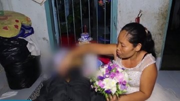 Mặc váy cô dâu và áo tang chồng trong một đêm