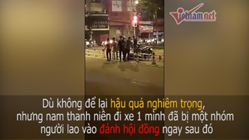 Va chạm xe máy, thanh niên bị đánh hội đồng bằng gậy gỗ và gạch
