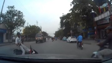 Sang đường ẩu, nam thanh niên suýt chết trước đầu ô tô