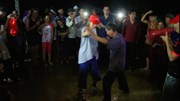 Cụ già 67 tuổi vùng rốn lũ vô tư nhảy múa cùng Khánh Thi, Phan Anh, Hoàng Bách trong đêm mưa