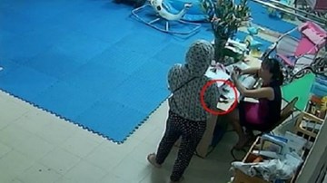 Người phụ nữ ra tay trộm điện thoại ngay trước mặt cô giáo mầm non