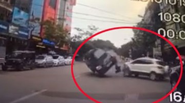 Kinh hoàng ôtô mất lái tông vào đầu xe khác rồi lật trên đường