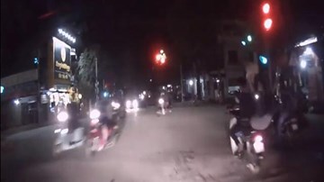 Nam thanh niên đánh rơi bạn gái khi tăng ga vượt đèn đỏ