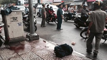 Khoanh vùng nhóm nghi can chém người gần đứt lìa tay trên phố