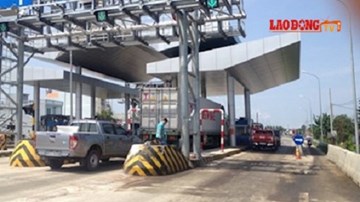 Xe khách tông thẳng trạm thu phí do thiếu... biển báo