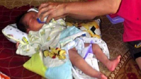 Mở vật lạ dưới gốc khế, cụ bà phát hiện 