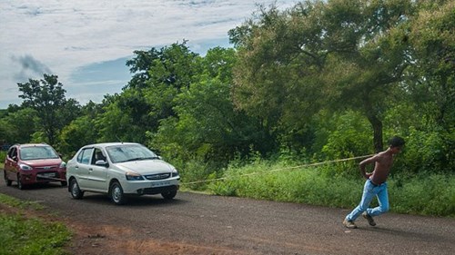 “Siêu nhân” Ấn Độ kéo 2 ô tô bằng thanh gỗ kẹp bả vai nhẹ như không