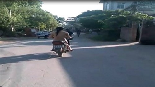 Clip cô gái khỏa thân đi xe máy gây sốc tại Hà Nội