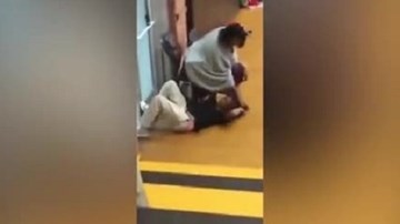 Phẫn nộ giáo viên đánh thẳng vào đầu nữ sinh tự kỷ