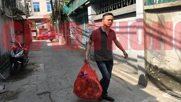 Người đánh nữ nhân viên hàng không đến tận nhà xin lỗi