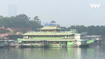 Bất chấp lệnh cấm, nhà hàng nổi Hồ Tây vẫn đón khách