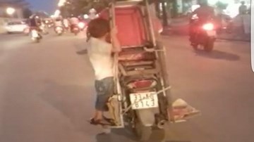 Hà Nội: Lạnh người nhìn cháu bé 'làm xiếc' trên xe máy